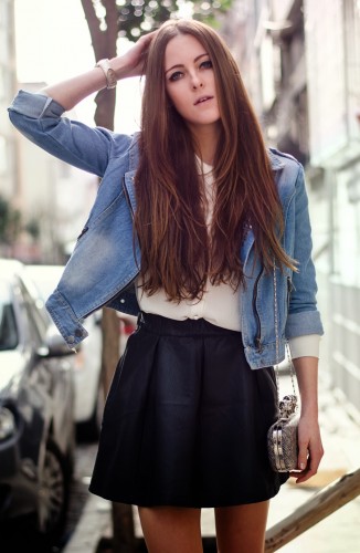 Black skirt for casual look in MOdates.gr