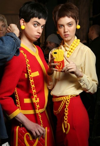 Moschino...Dinner is served catwalk by modates.gr